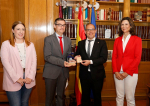 El CRT entrega la memoria anual 2024 al Presidente de Las Cortes Regionales